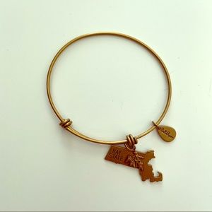 Massachusetts expandable charm bracelet
